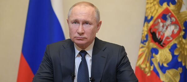 Президент РФ Владимир Путин во время обращения к гражданам из-за ситуации с угрозой распространения коронавирусной инфекции - Sputnik Тоҷикистон