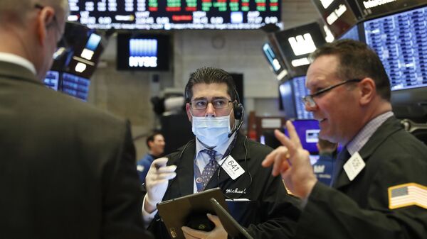 Трейдеры работают на площадке Нью-Йоркской фондовой биржи (NYSE) в Нью-Йорке, США - Sputnik Таджикистан