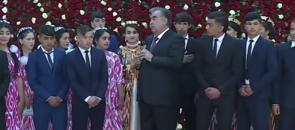 Встреча Рахмона с детьми из интернатов Худжанде - Sputnik Таджикистан