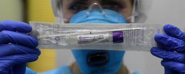 Пробирка с тестом на коронавирус в руках Пробирка с тестом на коронавирус в руках - Sputnik Тоҷикистон