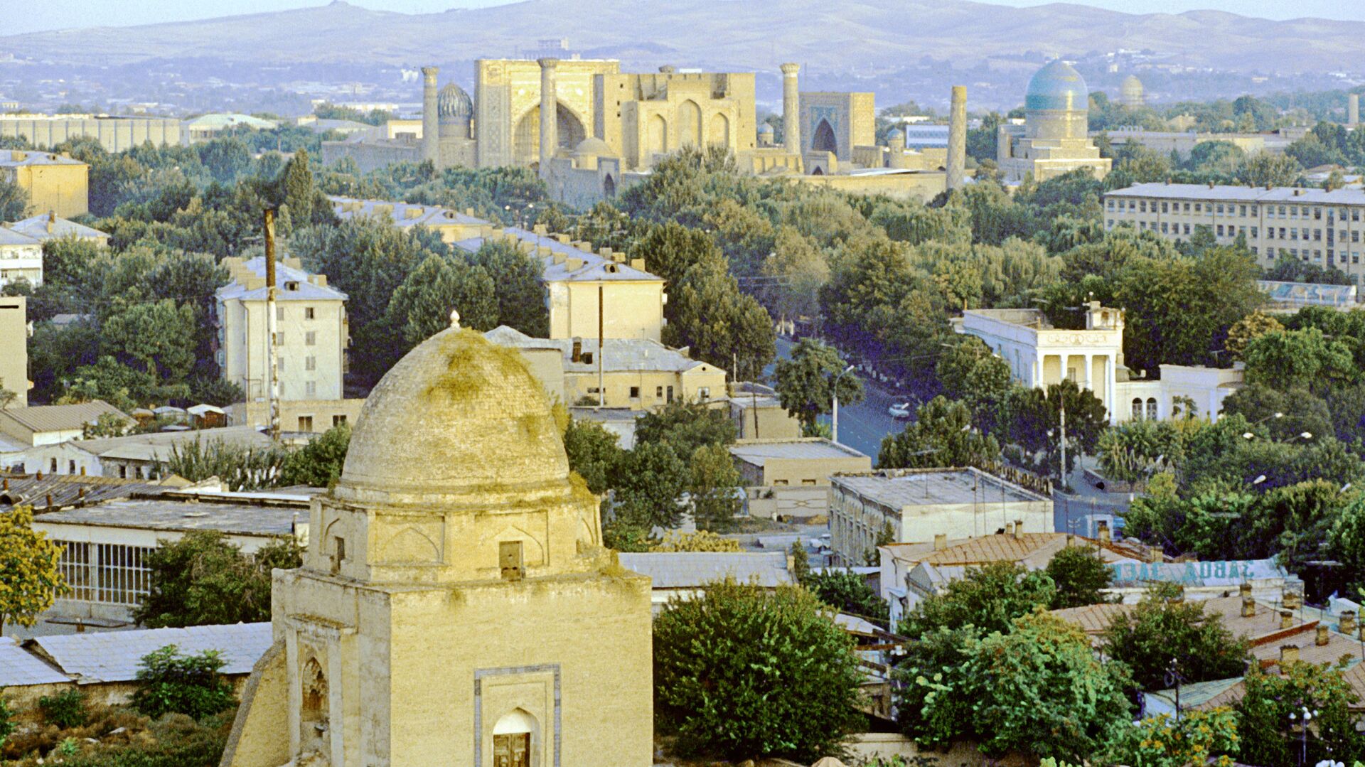 Вид на город Самарканд в Узбекистане. На заднем плане - площадь Регистан. - Sputnik Таджикистан, 1920, 03.09.2022