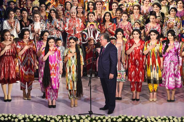 Эмомали Рахмон во Дворце Арбоб принял участие в фестивале Таджикский атлас и адрас-2020 - Sputnik Таджикистан