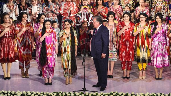 Эмомали Рахмон во Дворце Арбоб принял участие в фестивале Таджикский атлас и адрас-2020 - Sputnik Таджикистан