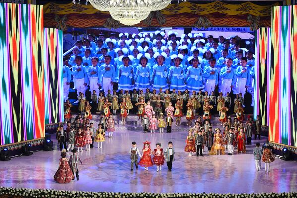 Фестиваль Таджикский атлас и адрас 2020 во дворце Арбоб - Sputnik Таджикистан