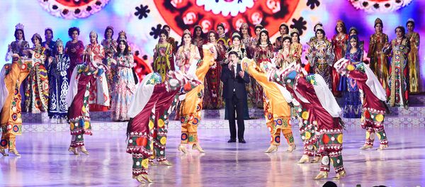 Фестиваль Таджикский атлас и адрас 2020 во дворце Арбоб - Sputnik Тоҷикистон