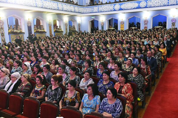Фестиваль Таджикский атлас и адрас 2020 во дворце Арбоб - Sputnik Таджикистан