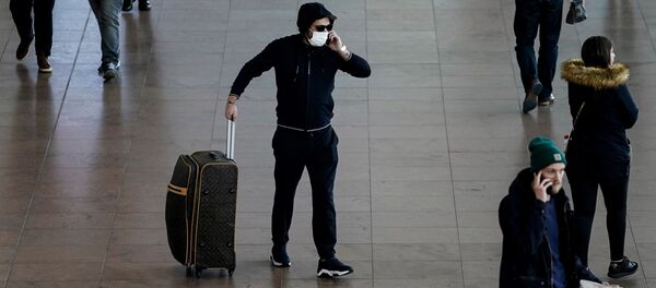 Пассажир в защитной маске в аэропорту - Sputnik Таджикистан