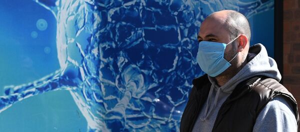 Человек в защитной маске - Sputnik Тоҷикистон