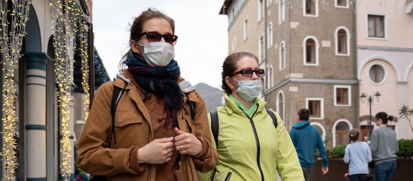 Туристки в медицинских масках на курорте Красная поляна - Sputnik Таджикистан