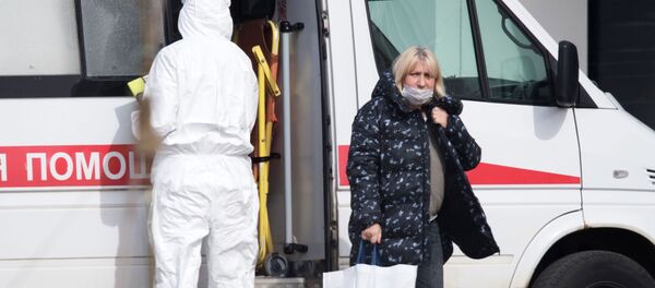 Бригада скорой медицинской помощи доставила пациента с подозрением на коронавирус в больницу в Коммунарке Бригада скорой медицинской помощи доставила пациента с подозрением на коронавирус в больницу в Коммунарке - Sputnik Тоҷикистон