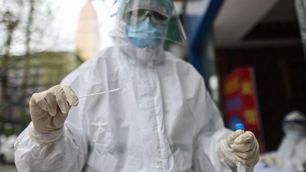 Медицинский работник берет образец мазка для тестирования на коронавирус COVID-19 - Sputnik Тоҷикистон