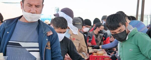 Жители Узбекистана в защитных масках - Sputnik Тоҷикистон
