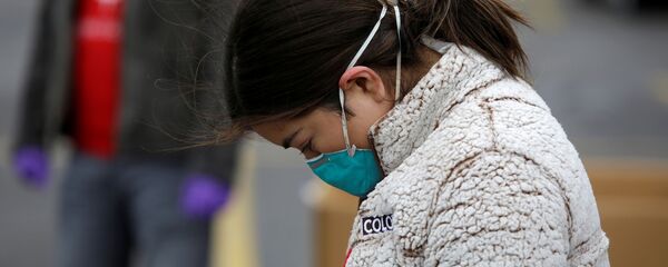 Девушка в защитной маске - Sputnik Тоҷикистон