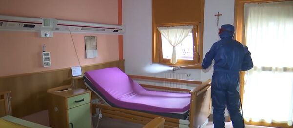 Как российские военные дезинфицируют пансионаты в Италии Как российские военные дезинфицируют пансионаты в Италии - Sputnik Таджикистан