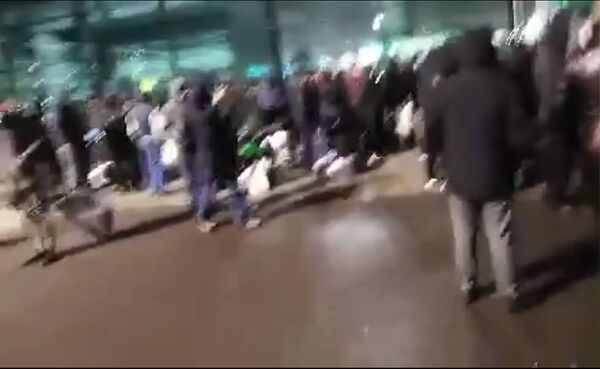 Ждущих рейс мигрантов ночью выгнали из аэропорта Домодедово Ждущих рейс мигрантов ночью выгнали из аэропорта Домодедово - Sputnik Таджикистан
