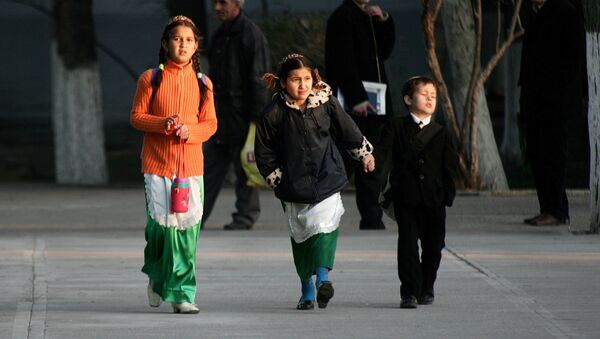 Туркменские школьники гуляют по улице Ашхабада - Sputnik Таджикистан
