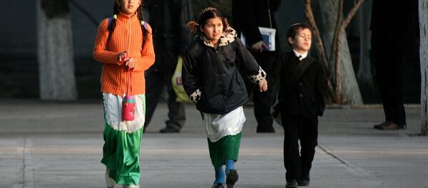 Туркменские школьники гуляют по улице Ашхабада - Sputnik Тоҷикистон