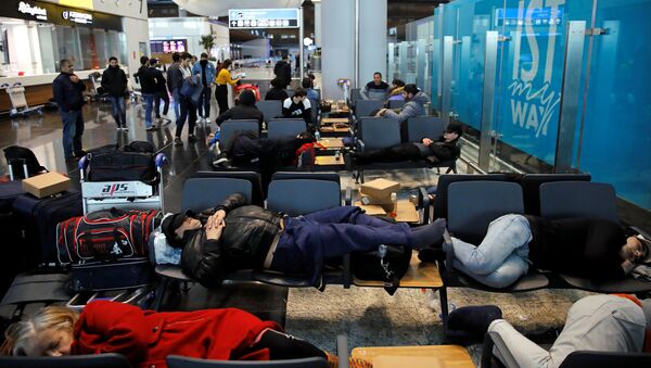 Застрявшие пассажиры в аэропорту Стамбула - Sputnik Таджикистан