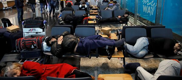 Застрявшие пассажиры в аэропорту Стамбула - Sputnik Тоҷикистон
