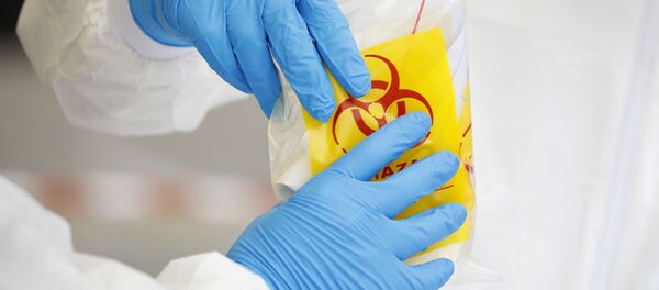 Медицинский персонал держит защитное снаряжение - Sputnik Тоҷикистон