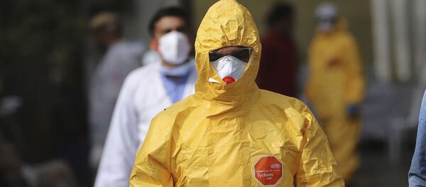 Сотрудник здравоохранения в защитном костюме Сотрудник здравоохранения в защитном костюме - Sputnik Тоҷикистон