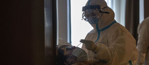 Медицинский работник делает тест на вирус - Sputnik Тоҷикистон