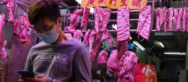 Человек в маске на рынке - Sputnik Таджикистан