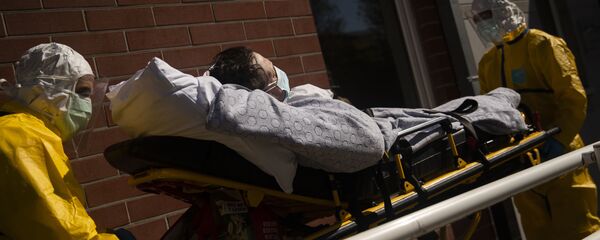 Пациент с коронавирусом на насилках Пациент с коронавирусом на насилках - Sputnik Тоҷикистон