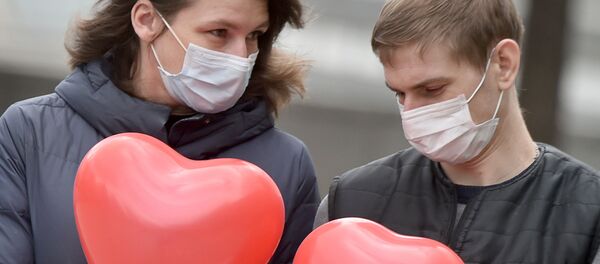 Пара в защитных масках - Sputnik Тоҷикистон