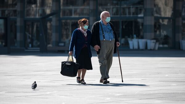 Пожилая пара в масках - Sputnik Таджикистан