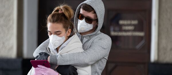 Пара в защитных масках - Sputnik Таджикистан