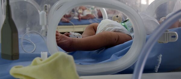 Новорожденный ребенок в инкубаторе - Sputnik Тоҷикистон