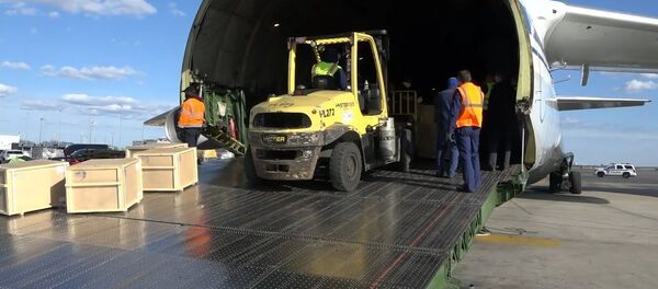 Кадры разгрузки в США российского самолета с медицинским оборудованием - YouTube Кадры разгрузки в США российского самолета с медицинским оборудованием - YouTube - Sputnik Таджикистан