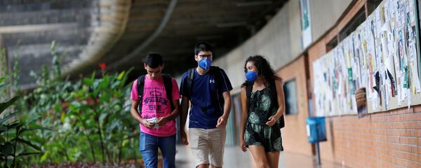 Студенты носят защитную маску в университете - Sputnik Таджикистан