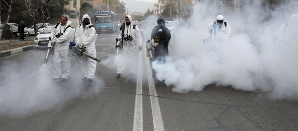 Сотрудники санитарной службы дезинфицируют улицу - Sputnik Тоҷикистон