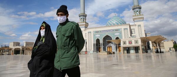 Люди в защитных масках после вспышки коронавирусной болезни в Иране - Sputnik Тоҷикистон