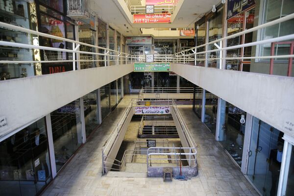 Закрытый торговый центр в иранском городе Кум - Sputnik Таджикистан