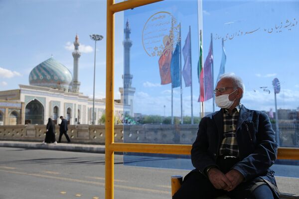 Мужчина на автобусной остановке в Куме, Иран - Sputnik Таджикистан