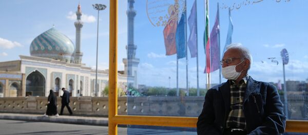 Мужчина на автобусной остановке в Куме, Иран - Sputnik Тоҷикистон