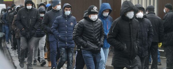 Мигранты у здания Управления Федеральной миграционной службы России - Sputnik Тоҷикистон