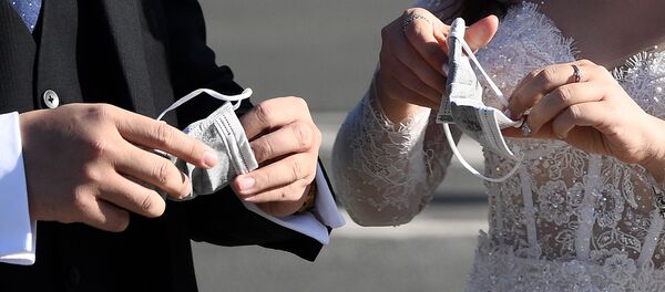 Вьетнамские туристы в свадебных нарядах в Париже  - Sputnik Тоҷикистон