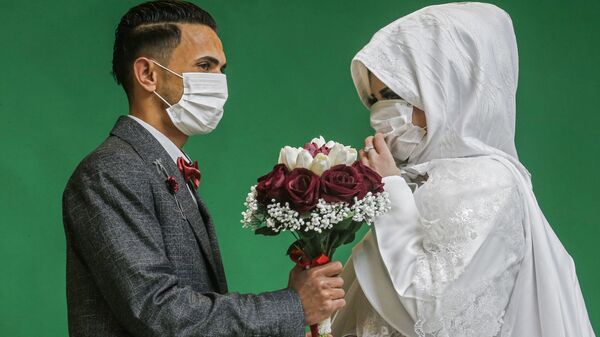 Молодожены во время свадебной фотосессии в Газе  - Sputnik Тоҷикистон