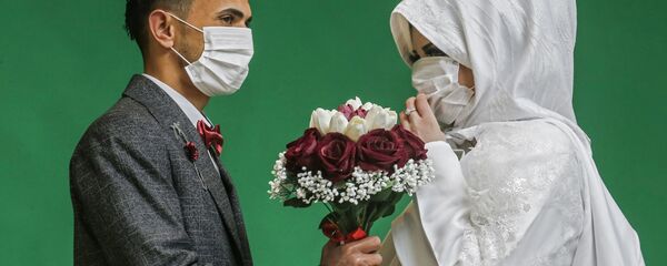 Молодожены во время свадебной фотосессии в Газе  - Sputnik Таджикистан