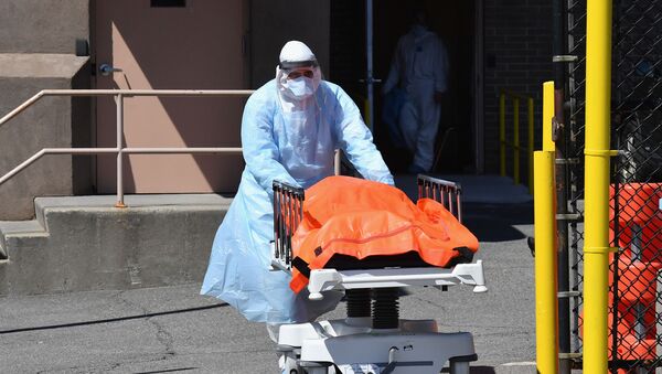 Медицинский персонал перемещает тела из медицинского центра Wyckoff Heights в рефрижератор в Бруклине, Нью-Йорк - Sputnik Тоҷикистон