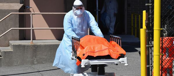 Медицинский персонал перемещает тела из медицинского центра Wyckoff Heights в рефрижератор в Бруклине, Нью-Йорк - Sputnik Тоҷикистон