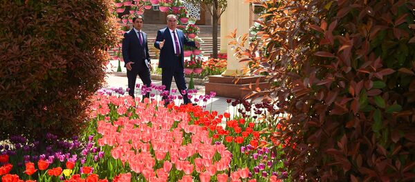 Президент Республики Таджикистан Эмомали Рахмон и мэр города Душанбе Рустам Эмомали - Sputnik Тоҷикистон