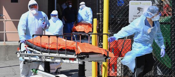 Медицинский персонал перемещает тела из медицинского центра Wyckoff Heights в рефрижератор в Бруклине, Нью-Йорк - Sputnik Тоҷикистон