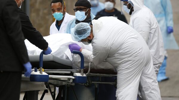 Медики перевозят умершего от коронавируса в больнице в Бруклине, Нью-Йорк - Sputnik Тоҷикистон