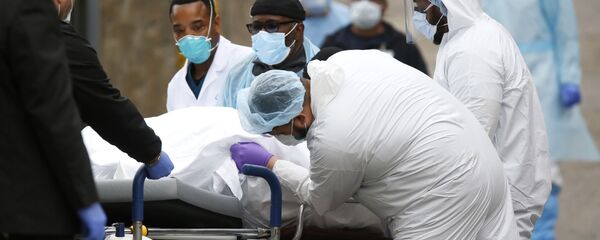 Медики перевозят умершего от коронавируса в больнице в Бруклине, Нью-Йорк - Sputnik Тоҷикистон