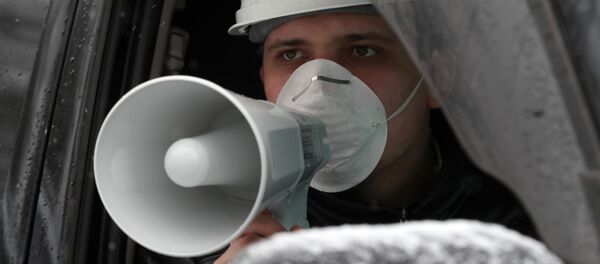 Сотрудник коммунальной службы объявляет в громкоговоритель о проводящейся дезинфекции на одной из улиц - Sputnik Тоҷикистон